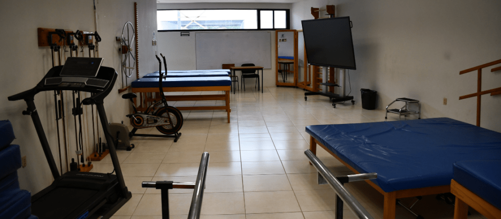 equipo tecnológico en UPQROO