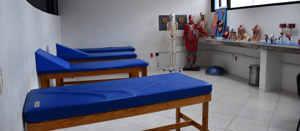 equipo tecnológico en UPQROO